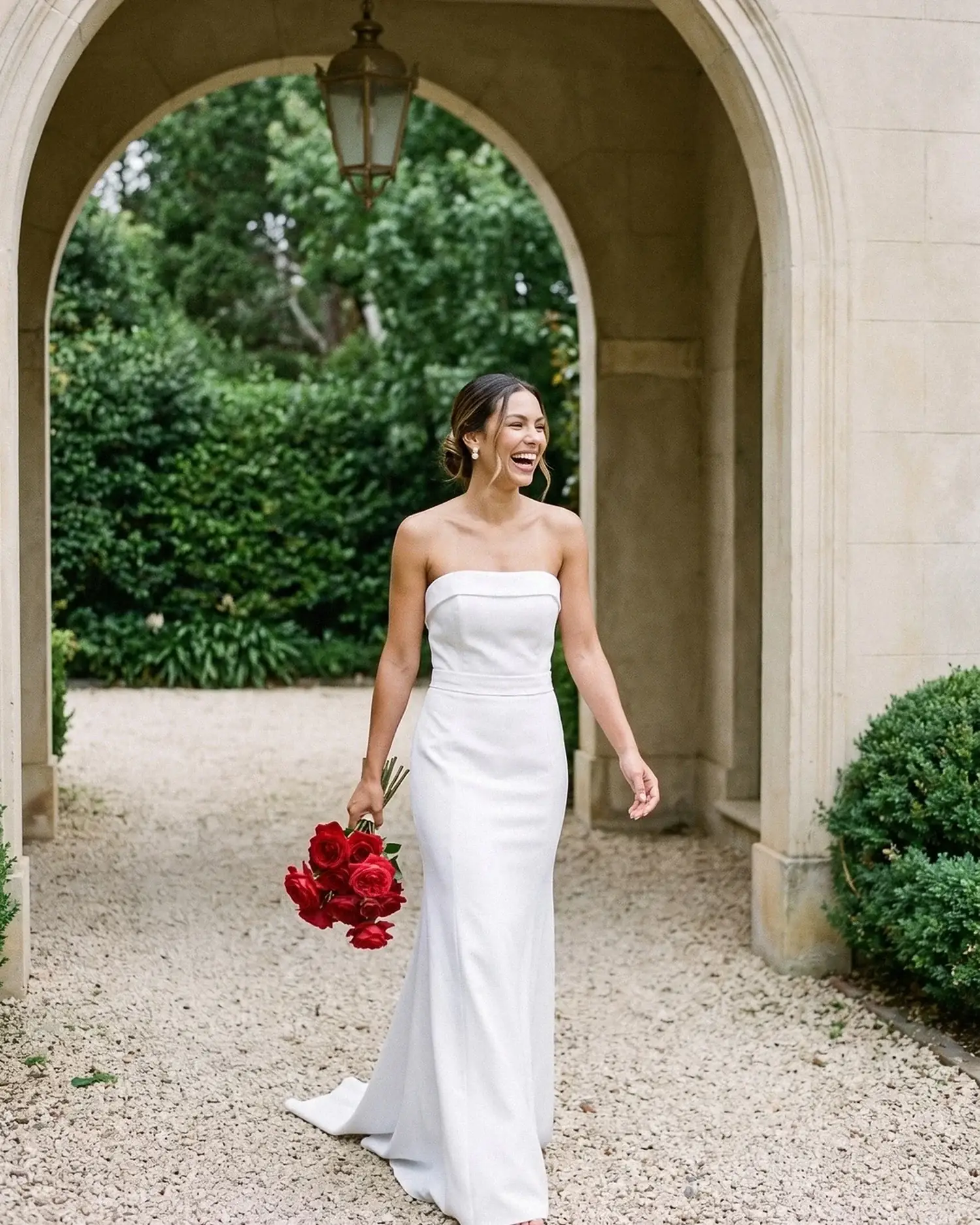 Imagem da marca Koisa Linda usada no site: noiva em um jardim